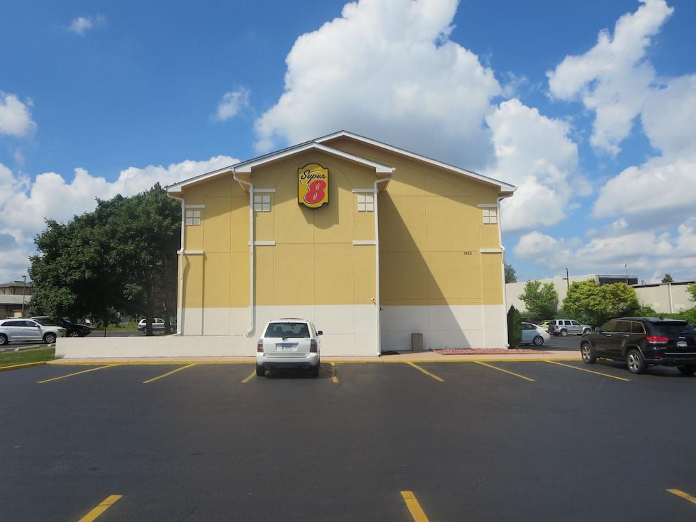Super 8 By Wyndham Mundelein/libertyville Area Hotel Mundelein