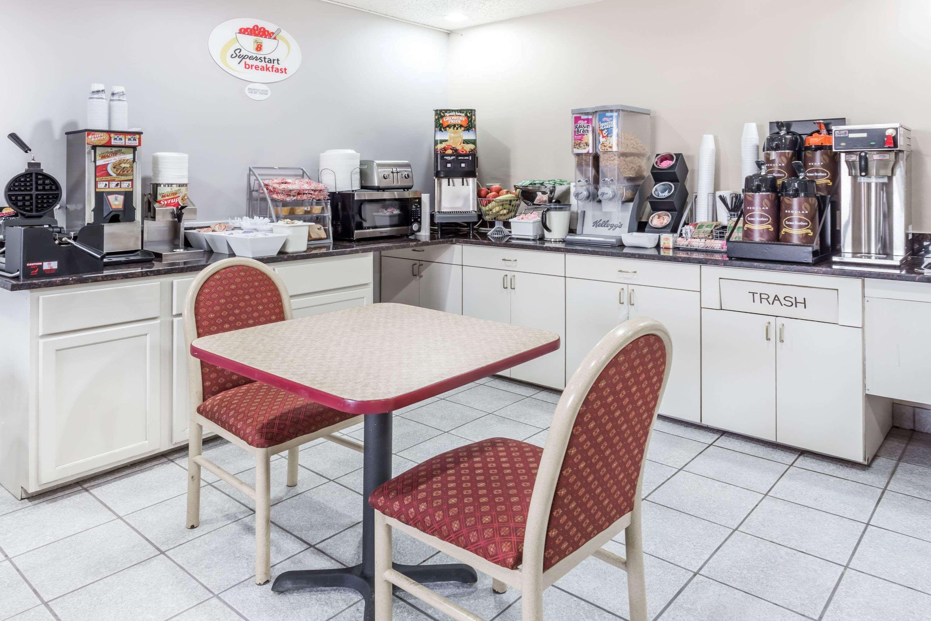 Super 8 By Wyndham Mundelein/libertyville Area Hotel