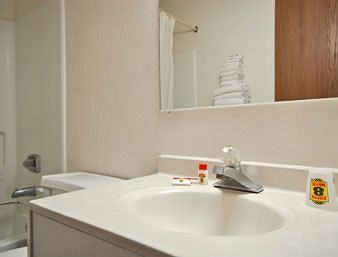 Super 8 By Wyndham Mundelein/libertyville Area Hotel
