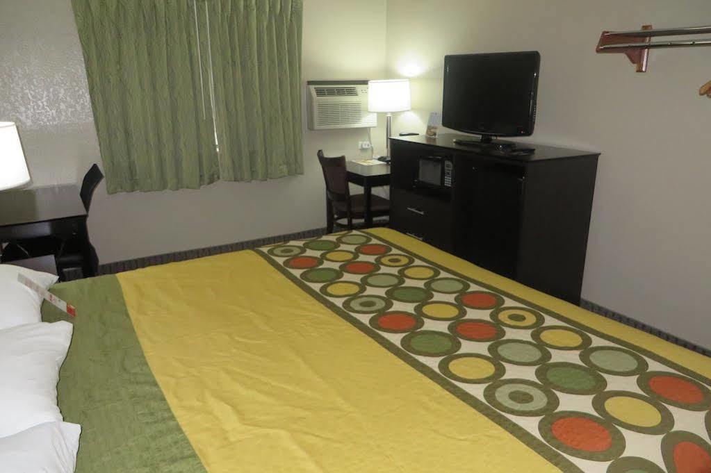 Super 8 By Wyndham Mundelein/libertyville Area Hotel