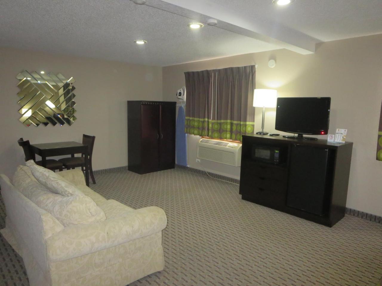Super 8 By Wyndham Mundelein/libertyville Area Mundelein